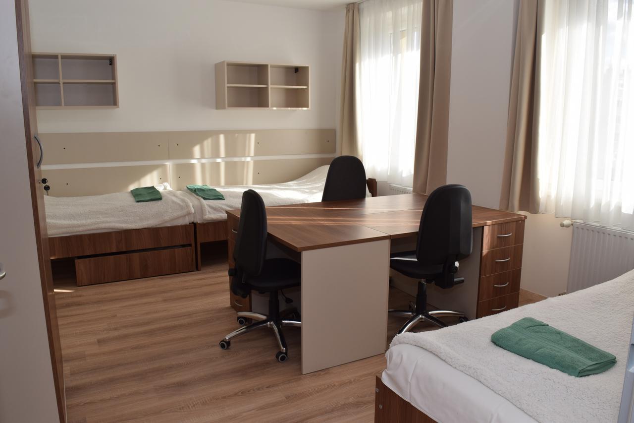 Marothi Kollegium Albergue Debrecen Exterior foto